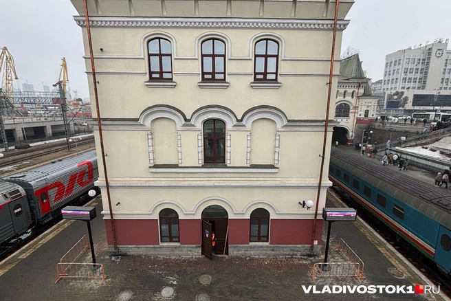 Здание старого, маленького вокзала «поглотило» новое. Их границы хорошо видны с торца | Источник: Елена Буйвол / VLADIVOSTOK1.RU