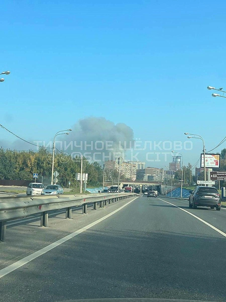 Пожар в Щелково: что горит по адресу 1-й Советский переулок — дым в городе  и едкий запах, подробности и фото пожара: почему пожарные машины на  Комарова: улицы перекрыты в Щелково — возгорание