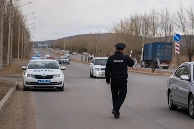 Автоинспекторы и суворовцы вручают ленточки водителям Забайкалья