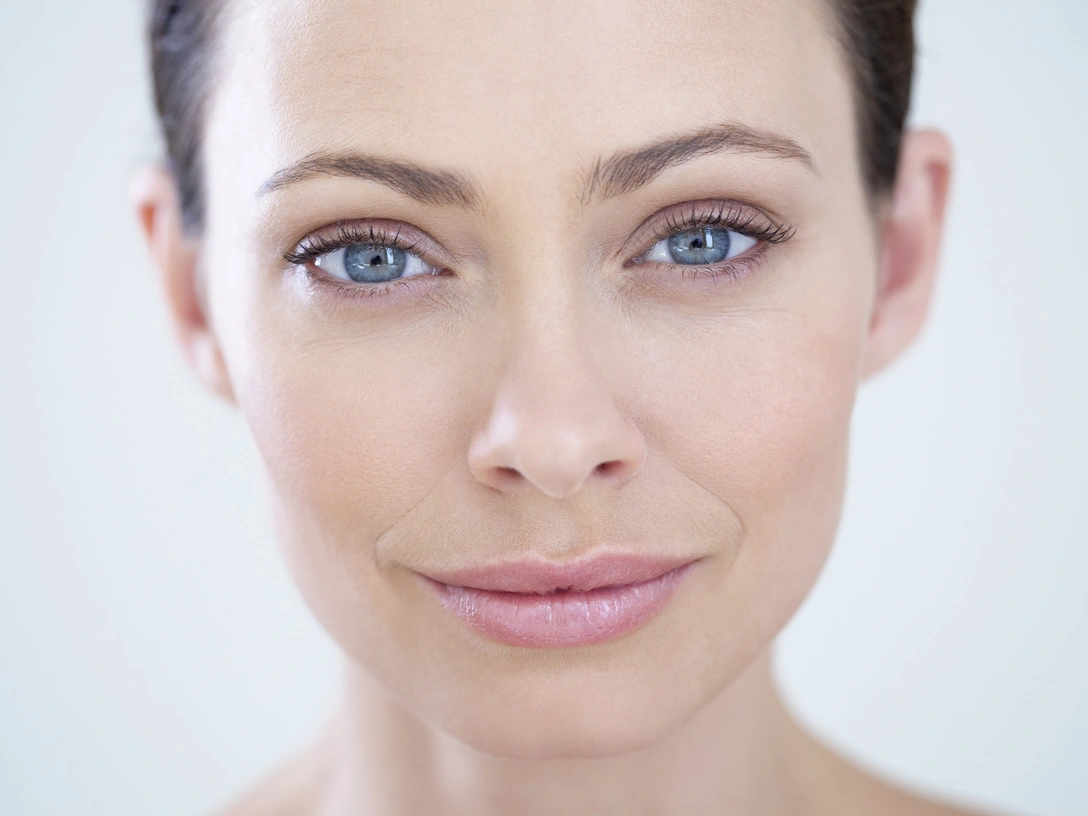 С широко раскрытыми глазами: 5 заблуждений о блефаропластике | marieclaire.ru