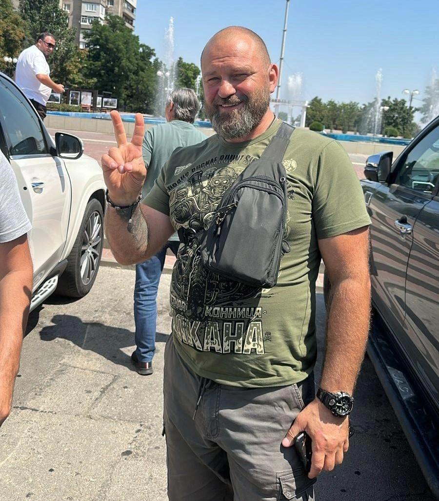 Давлятов и коллеги передали Салмину гуманитарку | Источник: Ильдус Давлятов / ВКонтакте