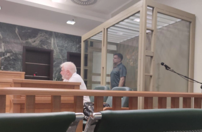 На этом фото видно, что обвиняемый за время следствия очень сильно похудел | Источник: Наталья Макагон