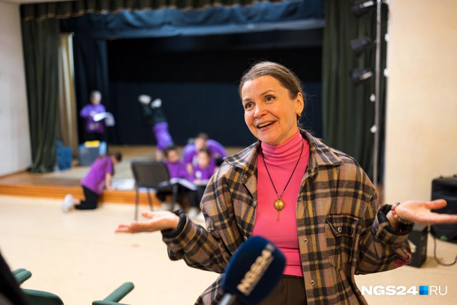 Позади сцена, на которой когда-то выступал Ваня  | Источник: Мария Ленц / NGS24.RU 