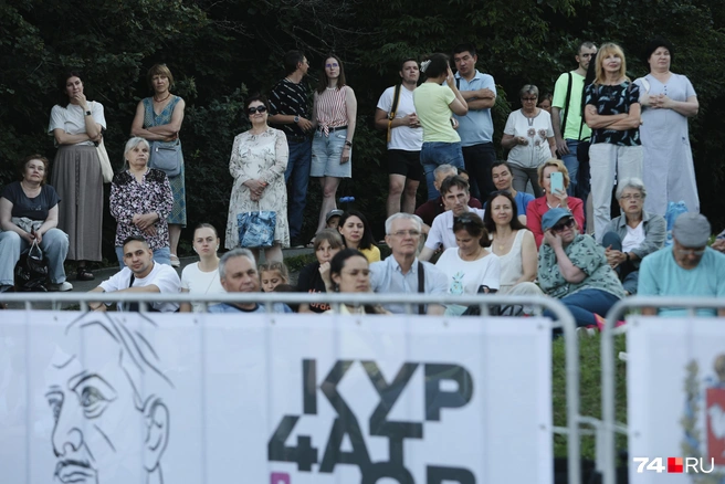 Судя по улыбкам тех, кто за периметром, обзор и звук там не хуже, чем на платных местах | Источник: Наталья Лапцевич