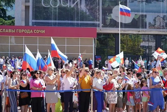 В празднованиях Дня России всегда участвуют туристы | Источник: Sochi.ru