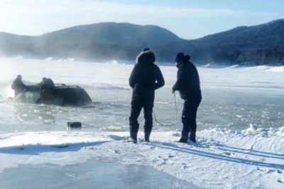 Спасение на льду: рыбаки вытащили мужчин до приезда спасателей
