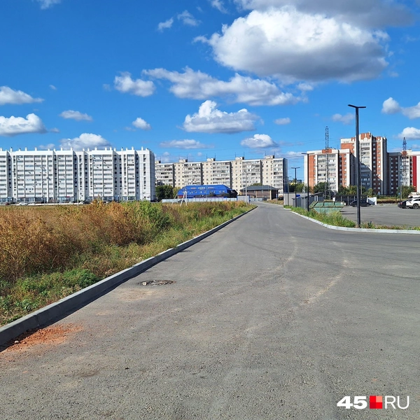 С парковки ЖК «Районы-кварталы» можно выбраться в Заозерный по асфальтовой дороге | Источник: Александр Лисихин / 45.RU 