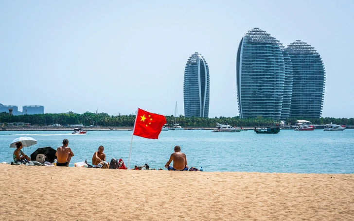 Туристы сидят на пляже на китайском курорте Санья, Хайнань | Источник: Keitma via Legion Media
