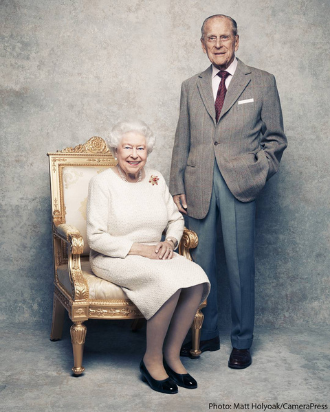 Британцы поздравляют королеву Елизавету II с 70-летием семейной жизни