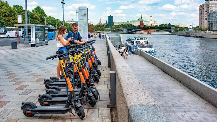 «Прокатился на электросамокате с ребенком — получил штраф в 100 тысяч»: справедливо ли наказание и почему опасно кататься вдвоем | Источник: AVRORACOON / Shutterstock.com