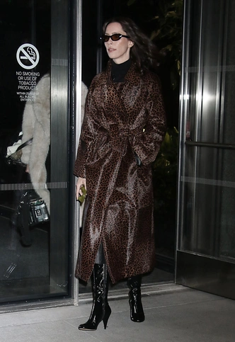 Ребекка Холл не готова прощаться с леопардовым принтом в 2026 году | marieclaire.ru