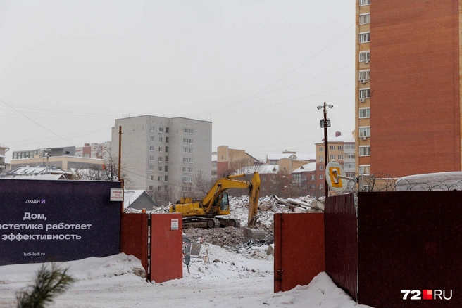 Участок уже огорожен забором, и на нем начались работы | Источник: Ирина Шарова / 72.RU