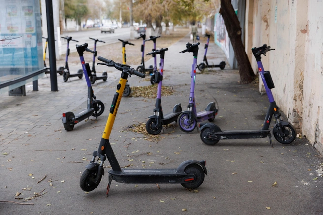 Предлагается ввести административную ответственность за нарушения при обращении с кикшеринговыми самокатами | 142.ru