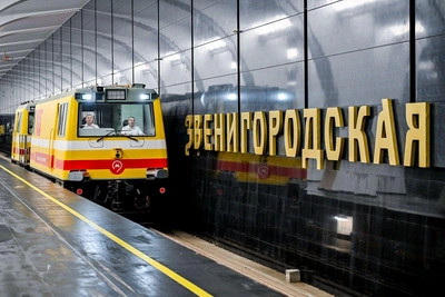 Надписи в старославянском стиле и звезда СССР: станции новой ветки метро