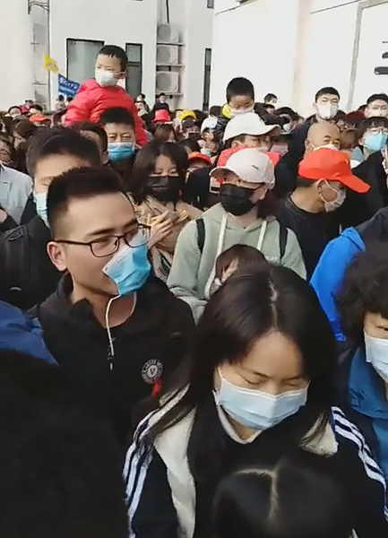 Многотысячная толпа китайцев собралась в туристическом парке, открывшемся после коронавируса (видео)