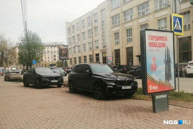 Судя по всему, обладатели премиальных авто до сих пор не научились отличать тротуары от парковочных мест | Источник: читатель НГС