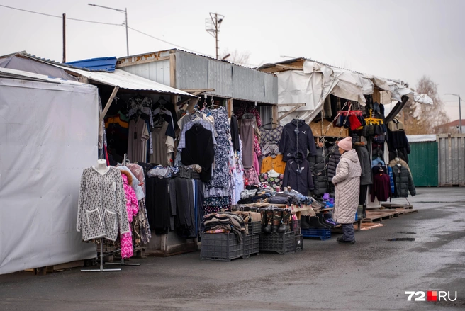 Одежда и ритуальные принадлежности — основные товары «уличных» торговцев | Источник: Илья Чикотин / 72.RU