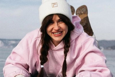 «Мое сердце — Байкал»: Оля Малащенко катается на коньках по озеру