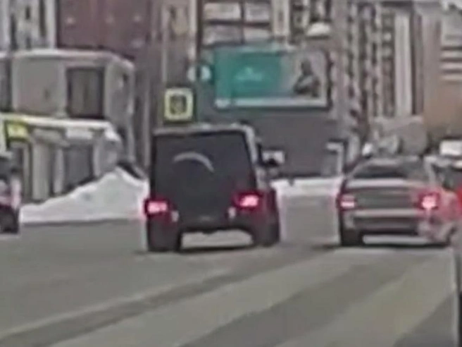 Внедорожник проигнорировал красный сигнал светофора и продолжил движение. | Источник: ACT-54 Black / Telegram