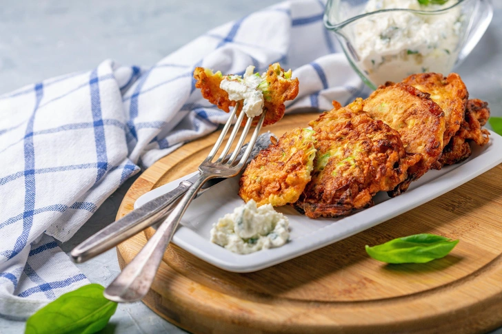 Кабачковые оладьи с творогом и овощами