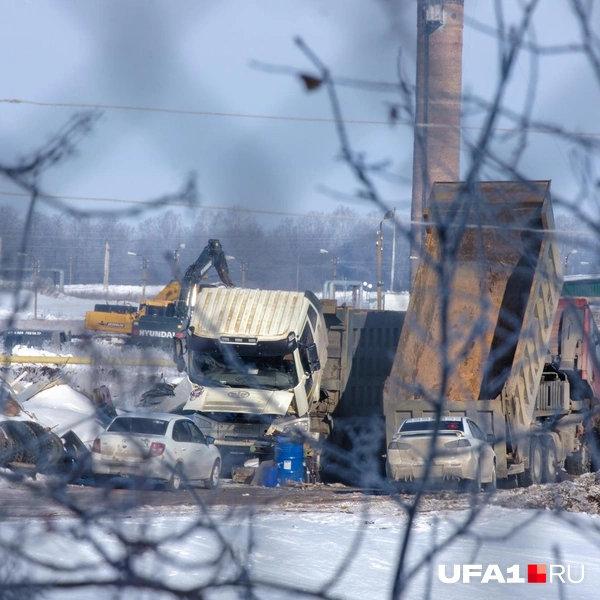 На территории работает какая-то техника | Источник: Булат Салихов / UFA1.RU
