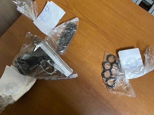 У задержанного подозреваемого изъяли огнестрельное оружие и иные вещественные доказательства. | Источник: АБ «Гвардия»