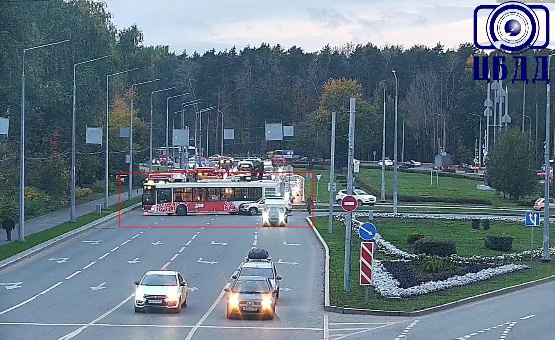 На шоссе Космонавтов автобус встал поперек дороги и перекрыл движение — копится пробка