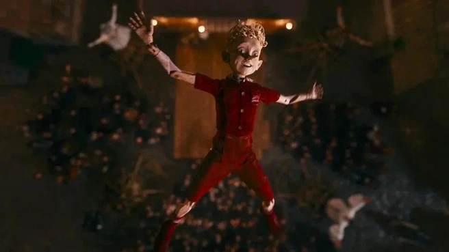 Оммажи на «Парфюмера» даже искать не стоит&nbsp;— они сами бросаются в глаза | Источник: кадр из фильма «Буратино» (6+), реж. Игорь Волошин, НМГ, Art Pictures Studio, 2025 год