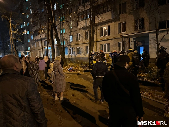 Пожарные помогали эвакуироваться жителям | Источник: Андрей Кузнецов / MSK1.RU