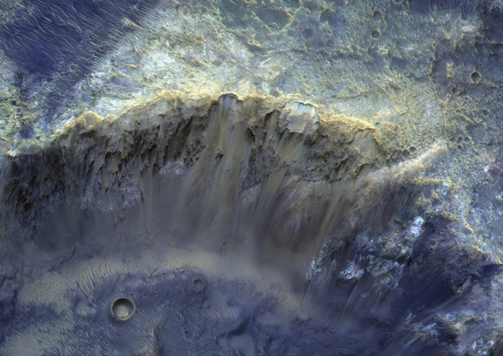 Роскосмос показал снимок марсианского кратера