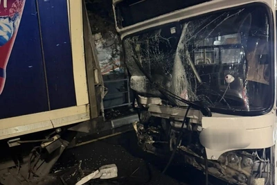 В Сочи автобус столкнулся с припаркованной фурой