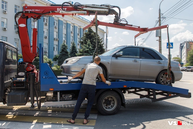 Внеплановая поездка на эвакуаторе обойдется почти в пять тысяч рублей | Источник: Алексей Волхонский / V1.RU