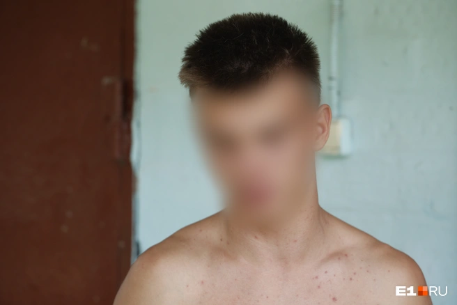 Мальчик переживает из-за смерти друга и волнуется за свою судьбу | Источник: Владислав Лоншаков / E1.RU