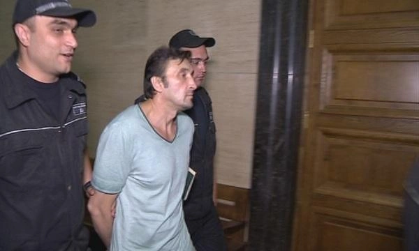Герман Костин (в центре) на суде отказывался признавать вину в убийстве ребенка | Источник: bntnews.bg