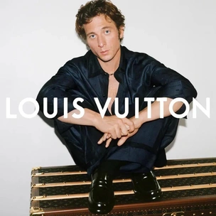 Джереми Аллен Уайт стал частью семьи Louis Vuitton. А мы любуемся кадрами из кампании