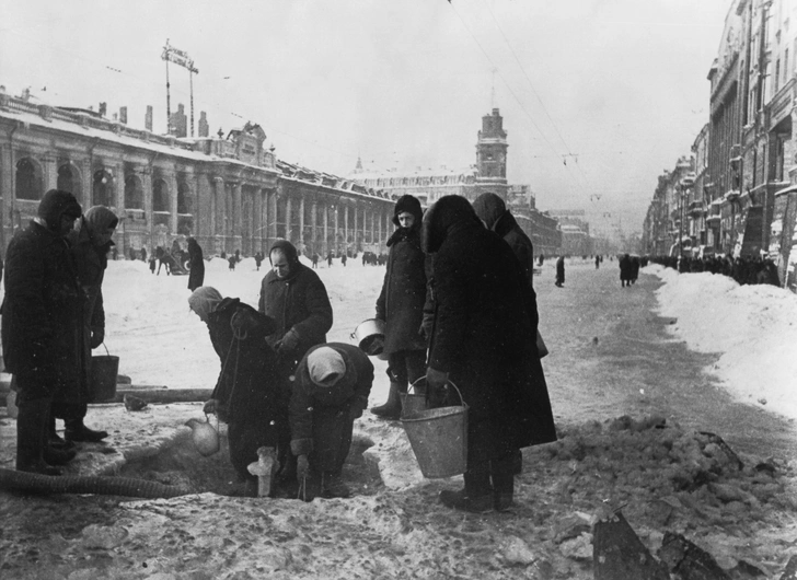 Жители набирают воду на Невском проспекте. Зима 1942 года | Источник: akg-images