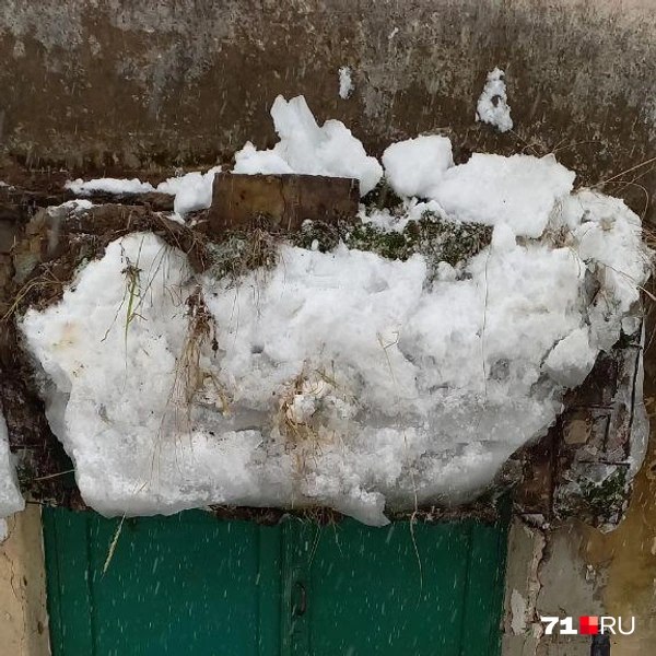 Так выглядел вход в подъезд, когда наледь с крыши проломила козырек | Источник: Личный архив Марины Николаевны