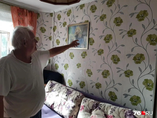 В квартире Виталия Борина под обоями на стене просматривается трещина | Источник: Екатерина Лещенкова / 76.RU