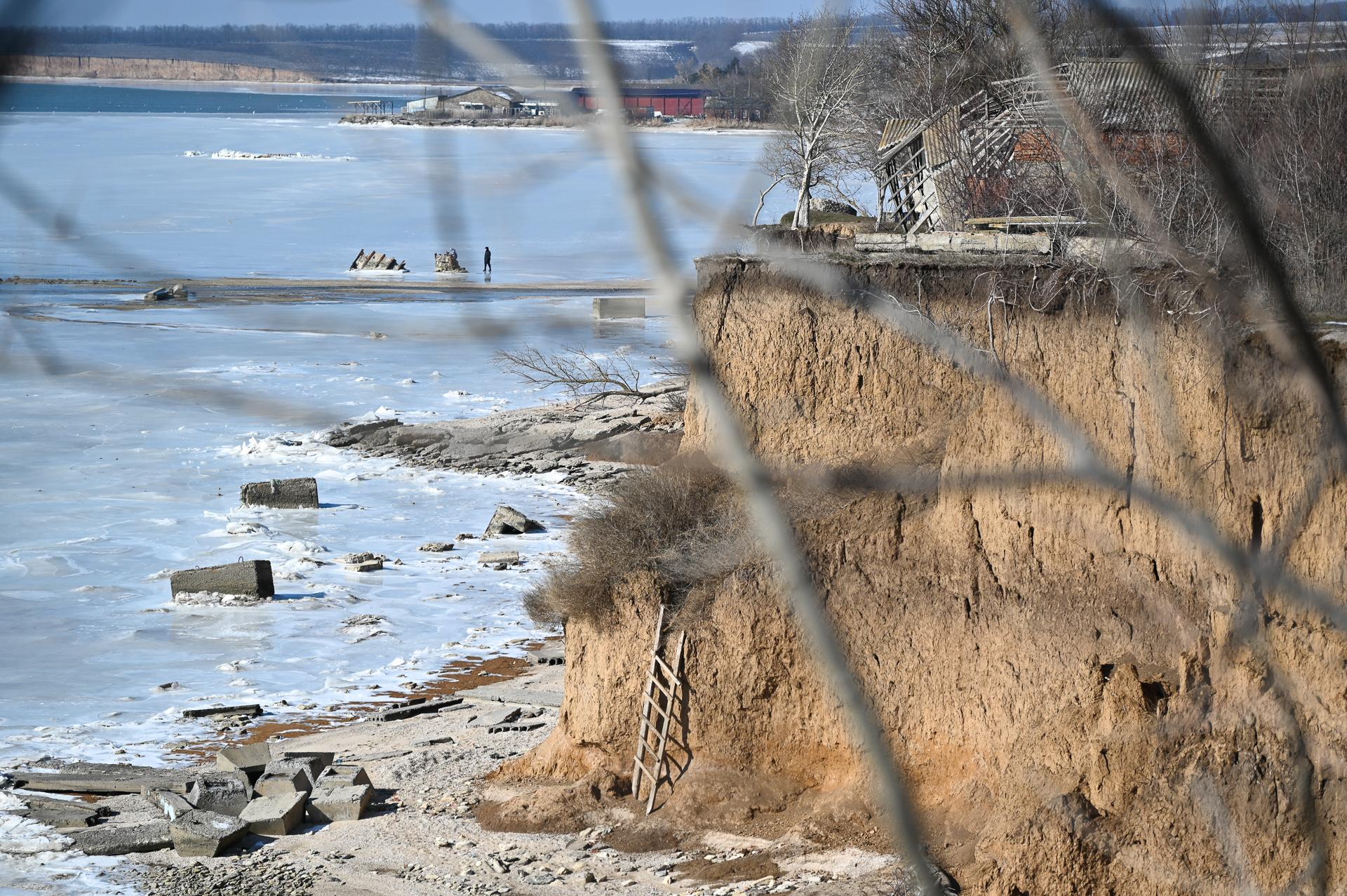 Жизнь над обрывом: фоторепортаж из донского поселка, сползающего в Азовское море