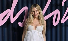 В полупрозрачном платье и на каблуках: Сиенна Миллер объявила о третьей беременности на красной дорожке