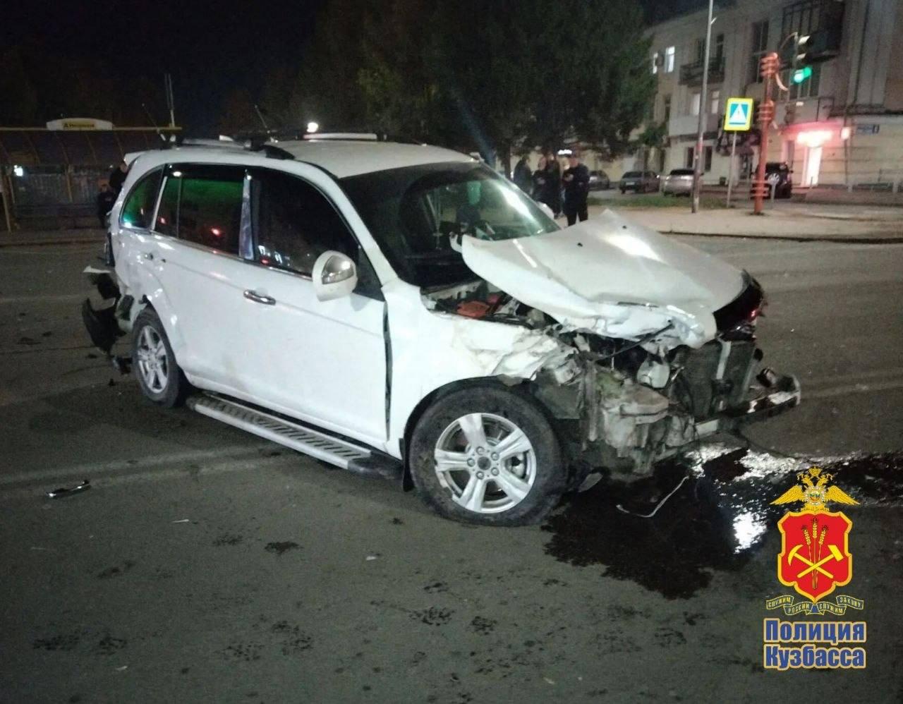 Легковушка протаранила и перевернула скорую на дороге кузбасского города — кадры с места