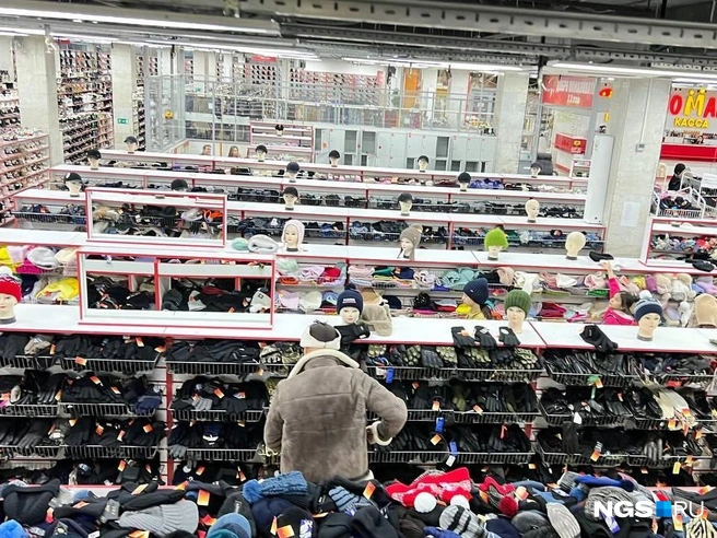 Покупатели-мужчины больше интересуются спортивными, а не праздничными товарами | Источник: Настасья Медведева / NGS.RU