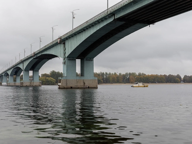 У Октябрьского моста можно спуститься прямо к воде | Источник: Александр Куренной / 76.RU