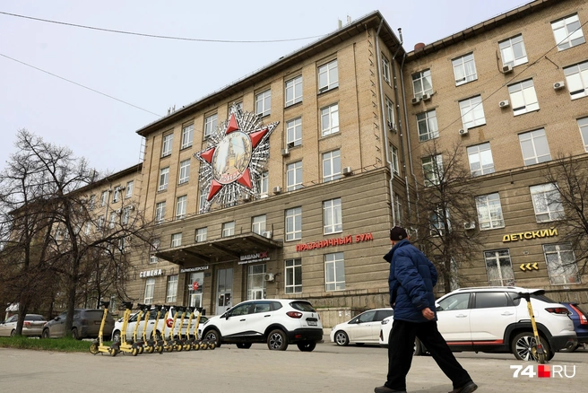 Парковка небольшая, но на общественном транспорте сюда можно добраться из любого конца города  | Источник: Михаил Шилкин