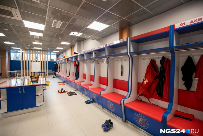 У каждого игрока будет свое персональное место в раздевалке с фамилией  | Источник: Артём Ленц 