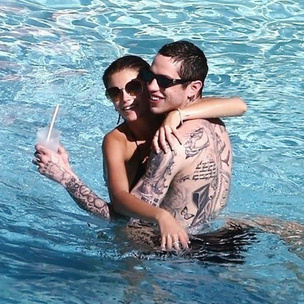 Пит Дэвидсон и Кайя Гербер страстно целуются у бассейна: фото