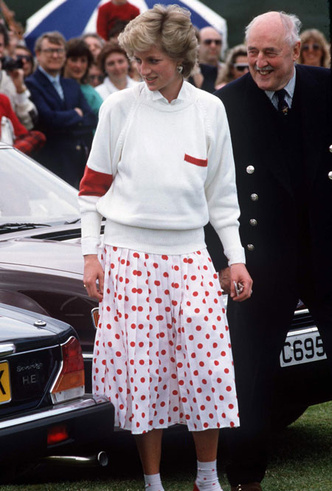 Вечная классика: как королевские особы носят плиссированные юбки