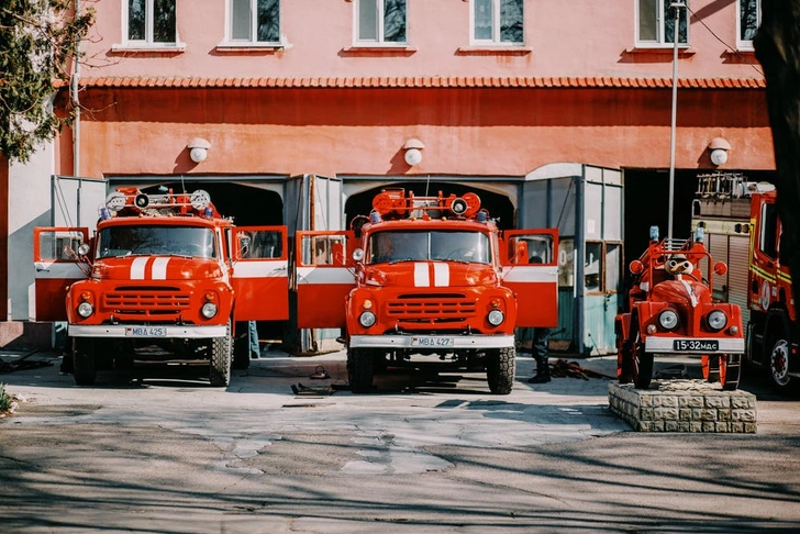 Почему такси желтые, пожарные машины красные, а покрышки черные: происхождение цветов «по умолчанию»