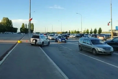 Subaru сбил пешехода на тротуаре в Волгограде