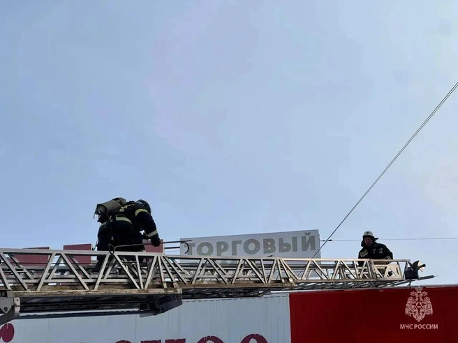 Возгорание произошло на втором этаже торгового центра. | Источник: МЧС по Челябинской области